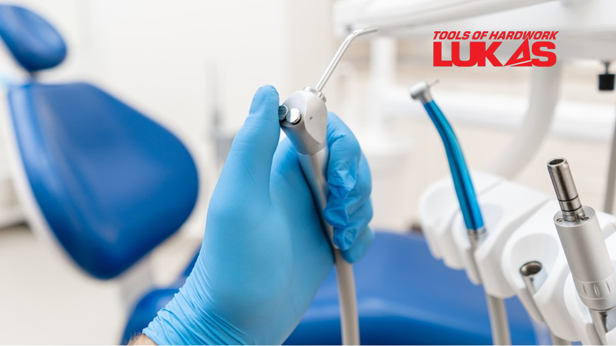 ساکشن یکی از ابزارهای قابل اتصال به کمپرسور باد دندانپزشکی می باشد.